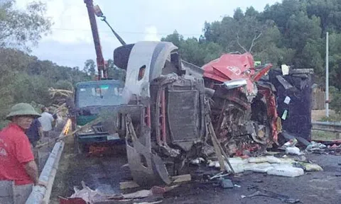 Hai container đấu đầu, 2 người chết 1 người nguy kịch